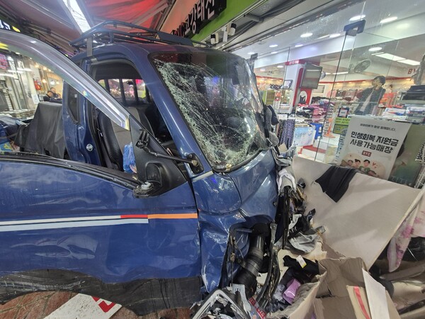 13일 경기 부천시 원종동 제일시장에서 발생한 트럭 돌진 사고.&nbsp;ⓒ경기 부천소방서 제공