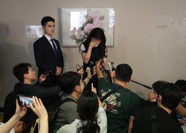 2023년 6월 12일 항소심 선고 공판이 끝난 뒤 피해자가 심경을 밝히는 모습.&nbsp;ⓒ뉴스1