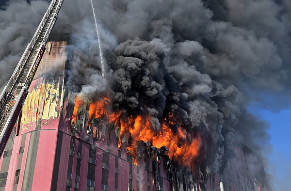 15일 오전 충남 천안 동남구 이랜드패션 물류센터에서 발생한 화재 현장.&nbsp;ⓒ뉴스1&nbsp;