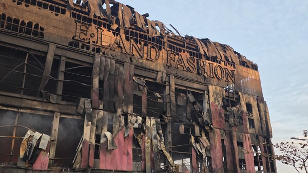 16일 충남 천안 동남구 이랜드패션 물류센터 창고가 날이 밝으면서 화재 흔적이 고스란히 드러났다.&nbsp;ⓒ뉴스1&nbsp;