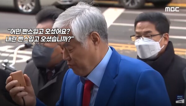 한 유튜버로부터 질문을 받은 전 목사.&nbsp;ⓒMBC 뉴스 캡처&nbsp;
