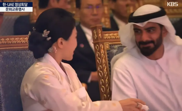 김혜경 여사에게 휴지를 건네는 UAE 현지 인사. ⓒKBS
