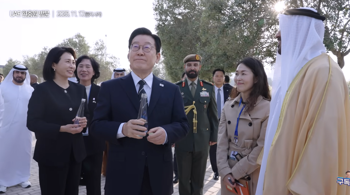 UAE가&nbsp;사막에 위치한&nbsp; 만큼, 물 한 병이 지닌 가치에 존중을 표한 이재명 대통령. ⓒ유튜브 채널 ‘이재명’