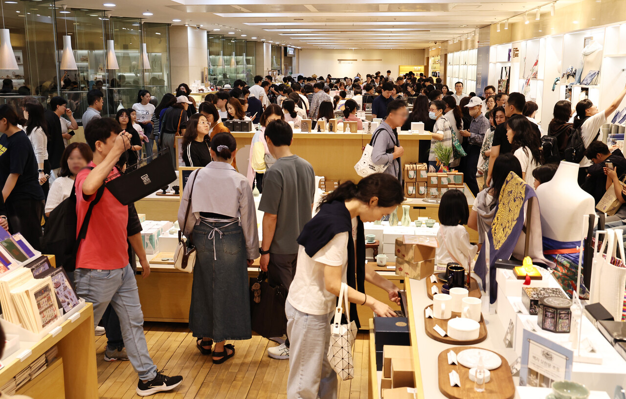 관람객들로 북적이는&nbsp;국립중앙박물관 공식 굿즈 매장 뮷즈샵. ⓒ뉴스1