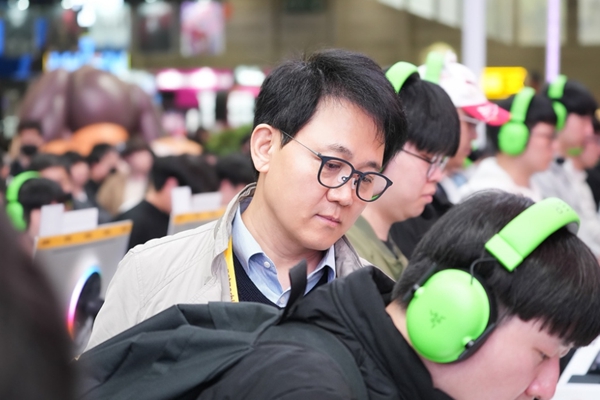 코웨이 인수는&nbsp;방준혁 넷마블 의장의 ‘신의 한 수’가 됐다. 사진은 14일 부산 해운대 벡스코에서 열린 '지스타 2025'에서 넷마블 부스를 둘러보는 방 의장의 모습. ⓒ넷마블
