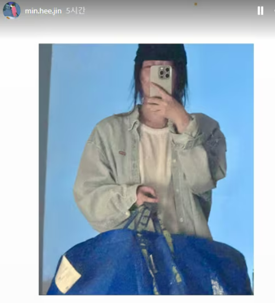 푸른 계열 옷을 입고 사진을 찍은&nbsp;민희진 전 어도어대표. ⓒSNS