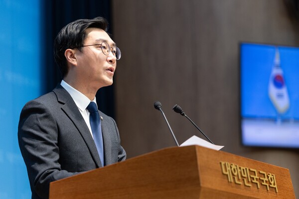 더불어민주당 장경태 의원이 30일 서울 여의도 국회 소통관에서 입장을 밝히고 있다.&nbsp;ⓒ뉴스1&nbsp;