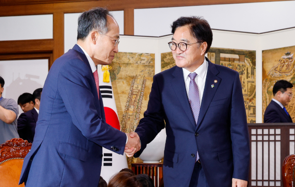 악수를 하는 추경호 전 국민의힘 원내대표와 우원식 국회의장. ⓒ뉴스1