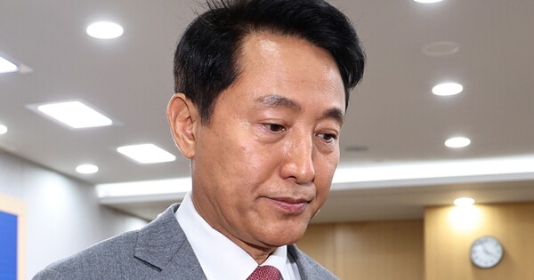 오세훈 서울시장이&nbsp;1일 오후 서울시청에서 김건희 특검이 오 시장을 '명태균 여론조사비' 대납 혐의로 기소한 것과 관련해 입장을 밝힌 뒤 브리핑실을 나서고 있다. ⓒ뉴스1