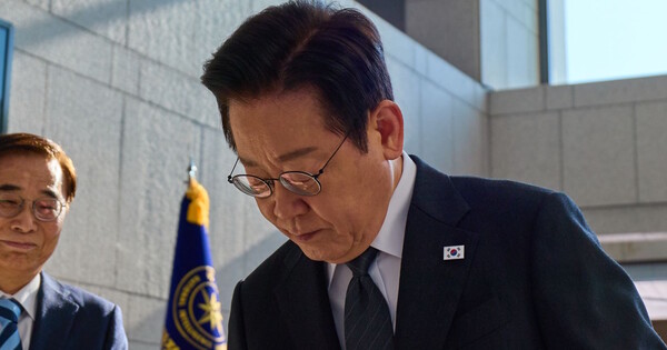 이재명 대통령이 2025년 11월28일 국가정보원을 방문해 방명록에 글을 적고 있다. ⓒ 대통령실 홈페이지 갈무리