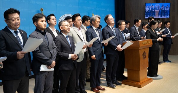 더불어민주당 초선 의원들 모임(더민초)이 2일 국회에서 1인1표제 당헌·당규 개정 의결에 우려를 표시하는 입장문을 발표하고 있다. ⓒ뉴스1