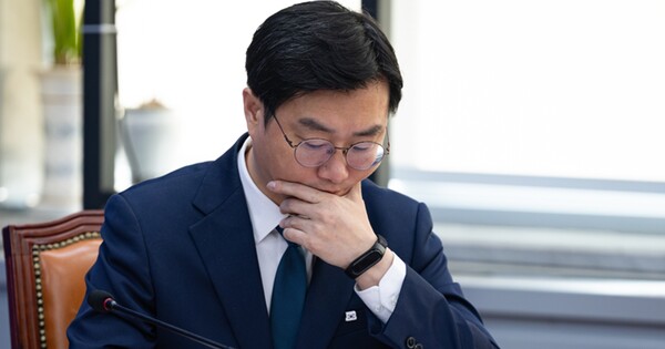 장경태 더불어민주당 의원이 2일 서울 여의도 국회에서 열린 사법행정 정상화 TF 개혁안 보고회에서 자료를 살피고 있다. ⓒ뉴스1
