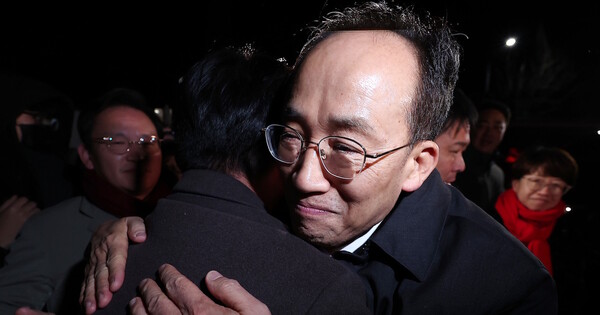 12·3 비상계엄 해제 요구안 표결 방해 의혹을 받는 추경호 국민의힘 의원이 3일 새벽 구속영장이 기각된 후 경기도 의왕시 서울구치소를 나서며 동료 의원들과 포옹하고 있다. ⓒ 뉴스1