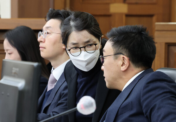 변호인과 대화 나누는 김건희. ⓒ뉴스1