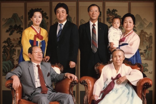 코오롱그룹 오너일가 4대의 모습. 앞줄 왼쪽부터 이원만 코오롱 창업회장, 이 창업회장의 부인 이위문씨. 뒷줄 왼쪽부터 이웅열 코오롱 명예회장 부인 서창희씨, 이웅열 명예회장, 이동찬 명예회장, 이규호 부회장, 이동찬 명예회장 부인 신덕진씨. ⓒ 허프포스트코리아