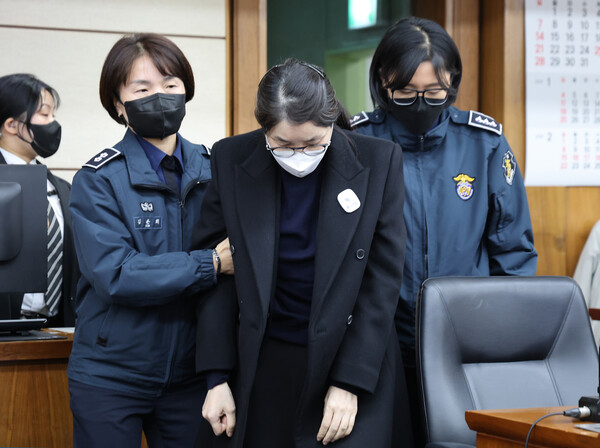 김건희씨가 3일 서울 서초구 서초동 서울중앙지법 재판정에 부축을 받으며 입정하고 있다. 이날 특검은 김씨에게 징역 15년을 구형했다.&nbsp;ⓒ뉴스1