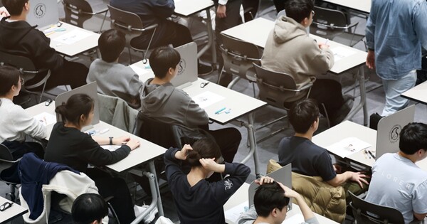 &nbsp;2026학년도 수시모집 논술시험(수리형)에서 수험생들이 시험을 준비하고 있다. ⓒ뉴스1
