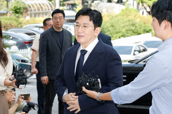 방시혁 하이브 의장이 9월 15일&nbsp;자본시장법 위반 혐의(사기적 부정거래) 관련 조사를 받기 위해 서울경찰청 금융범죄수사대에 출석한 모습.&nbsp;ⓒ뉴스1&nbsp;&nbsp;&nbsp;