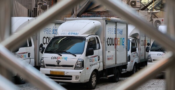 경찰청이 쿠팡 사태 이후 발생할 수 있는 보이스피싱과 스미싱 시도에 대한 주의를 당부했다. 사진은 서울 시내 한 쿠팡 물류센터에 배송차량이 주차돼 있는 모습. ⓒ 연합뉴스