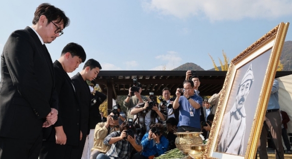 배우 조진웅(맨 왼쪽)이 2023년 12월25일 국립대전현충원 독립유공자 제3묘역에서 열린 홍범도 장군 순국 80주기 추모 및 청산리전투 전승 103주년 기념식에서 묵념하고 있다. ⓒ 연합뉴스