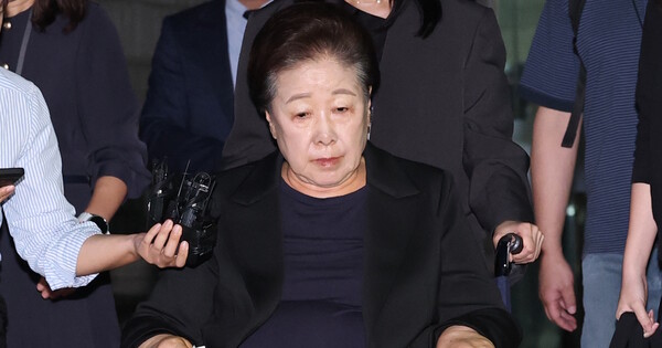 한학자 통일교 총재가 2025년 9월22일 오후 서울 서초구 중앙지방법원에서 윤석열 전 대통령 부부에게 통일교 현안을 청탁했다는 의혹과 관련 구속 전 피의자 심문(영장실질심사)을 마친 뒤 대기 장소인 서울구치소로 향하고 있다. ⓒ 뉴스1