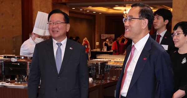 주호영 국회부의장 겸 한일의원동맹 회장(오른쪽)과 김부겸 전 국무총리가 2025년 6월16일 서울 중구 롯데호텔에서 열린 한일 국교정상화 60주년 기념 리셉션에서 대화하고 있다. ⓒ 뉴스1