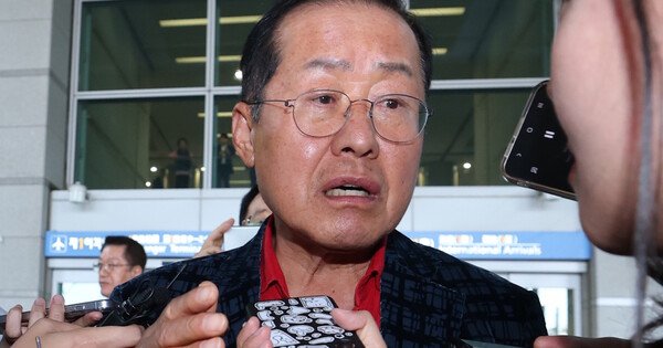 국민의힘 대선 경선에서 탈락한 뒤 정계 은퇴를 선언하고 하와이로 떠났던 홍준표 전 대구시장이 2025년 6월17일 인천국제공항을 통해 귀국해 인터뷰를 하고 있다. ⓒ 뉴스1