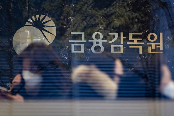 금융감독원은 최근&nbsp;신한은행, SC제일은행, 우리은행, 수협은행 등 4곳의 은행에 전자금융거래 안정성 확보 의무 위반을 근거로 모두 2억4600만 원의 과태료를 부과했다.&nbsp;