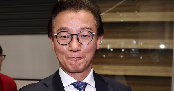 전재수 해양수산부 장관이 11일 오전 인천국제공항 제2여객터미널을 통해 귀국해 입장을 밝힌 뒤 공항을 나가고 있다. ⓒ뉴스1