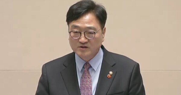 우원식 국회의장이 11일 국회 본회의에서 나경원 국민의힘 의원 필리버스터 중단에 관한 입장을 밝히고 있다. ⓒ국회방송 생중계 갈무리