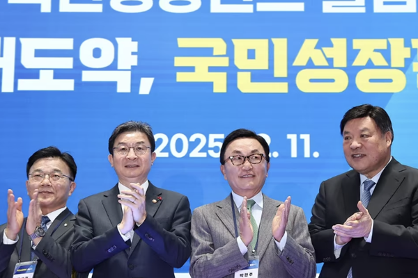 (왼쪽부터) 박상진 산업은행 회장, 이억원 금융위원장, 박현주 미래에셋그룹 회장, 서정진 셀트리온그룹 회장이 11일 서울 영등포구 여의도 산업은행에서 열린 '국민성장펀드 출범식'에서 기념촬영을 하고 있다. ⓒ 뉴스1