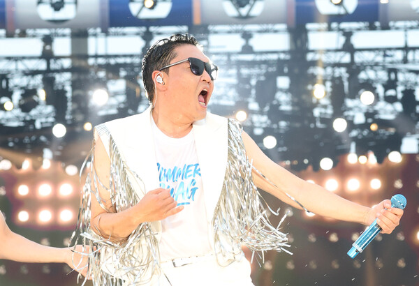 기사와 상관 없는 자료사진(왼), 가수 싸이(오).&nbsp;ⓒ뉴스1&nbsp;