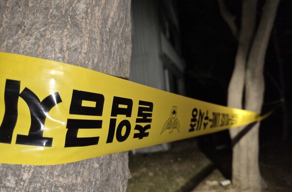 11일 오후 경기 용인시 기흥구 한 아파트 화단에 폴리스라인이 쳐져 있다.&nbsp;ⓒ뉴스1&nbsp;