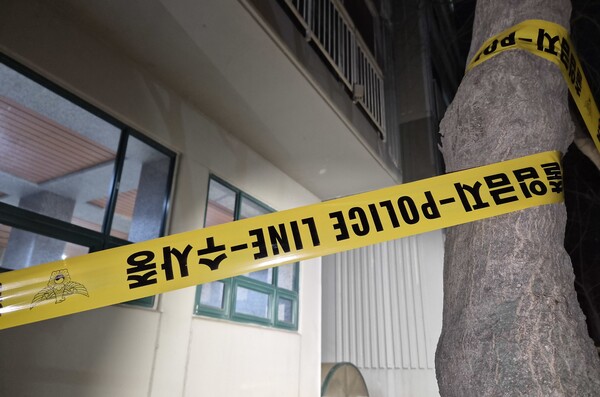 11일 오후 경기 용인시 기흥구 한 아파트 화단에 폴리스라인이 쳐져 있다.&nbsp;ⓒ뉴스1&nbsp;