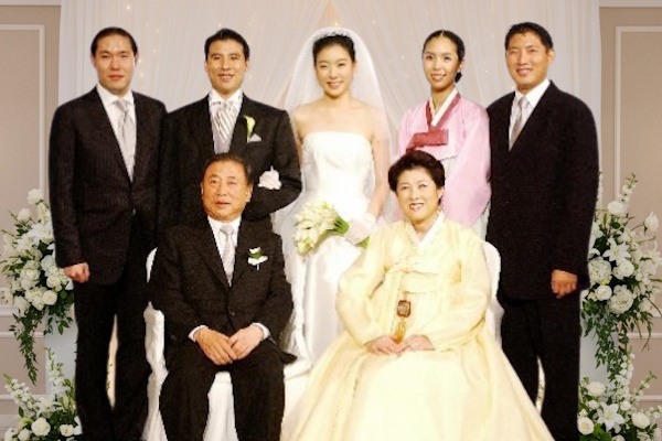 2003년 9월 서울 하얏트호텔에서 열린 조현문(뒷줄 왼쪽 두번째) 전 효성 부사장 결혼식에서 가족이 기념 촬영을 하고 있다. 앞줄 왼쪽부터 조석래 효성그룹 명예회장, 부인 송광자씨. 뒷줄 왼쪽부터 조현상 HS효성 부회장, 조현문 전 부사장, 조현문 전 부사장 부인 이여진씨, 이미경(조현준 효성그룹 회장 부인)씨, 조현준 효성그룹 회장. ⓒ 허프포스트코리아