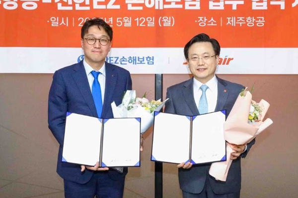 강병관 신한EZ손해보험 대표이사(왼쪽)와 김이배 제주항공 대표이사가 5월12일 서울 강서구 제주항공 서울지사에서 상호협력을 위한 업무협약(MOU)을 체결한 뒤 기념 사진을 찍고 있다. ⓒ제주항공