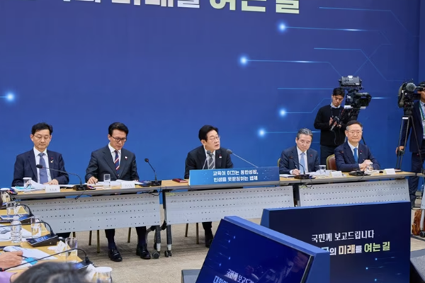 이재명 대통령(가운데)이 12일 세종시 정부세종컨벤션센터에서 열린 정부 업무보고 에서 발언하고 있다. ⓒ 뉴스1