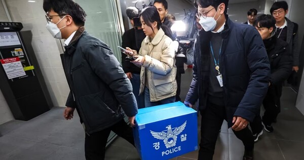 경찰이 지난 9일 서울 송파구 쿠팡 본사 사무실에서 압수수색을 마친 뒤 압수품을 옮기고 있다. ⓒ뉴스1