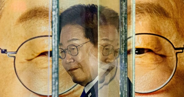 이재명 더불어민주당 후보가&nbsp; 6월4일 대선 최종 결과 발표를 기다리며 지지자들에게 연설할 준비를 하고 있다. 타임지가 14일(현지시각) 올해의 100대 사진에 이 대통령의 이 사진을 골랐다. ⓒ타임지 홈페이지