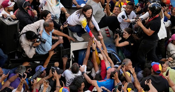 베네수엘라 야당 지도자 마리아 코리나 마차도가 마두로 대통령 3선 취임 전날인 1월9일 베네수엘라 카라카스에서 열린 니콜라스 마두로 대통령 반대 시위에서 지지자들에게 인사하고 있다. ⓒ타임지 홈페이지