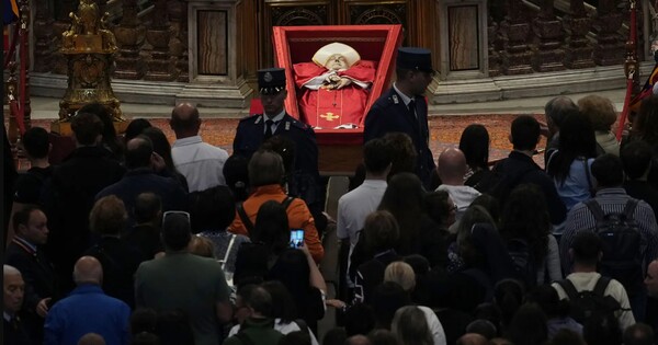 바티칸 성 베드로 대성당 안에 안치된 프란치스코 교황에게 경의를 표하기 위해 사람들이 줄을 서고 있다. ⓒ타임지 홈페이지