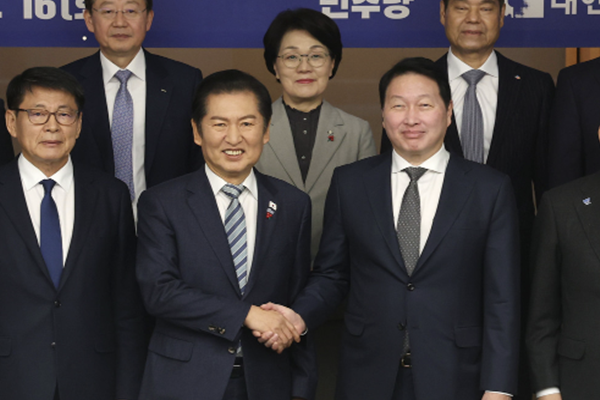 최태원과 정청래가 대한상의 정책 간담회서 만났다 : 최 회장은 특구, 지역 전력 시스템에 대한 관심을 환기했다