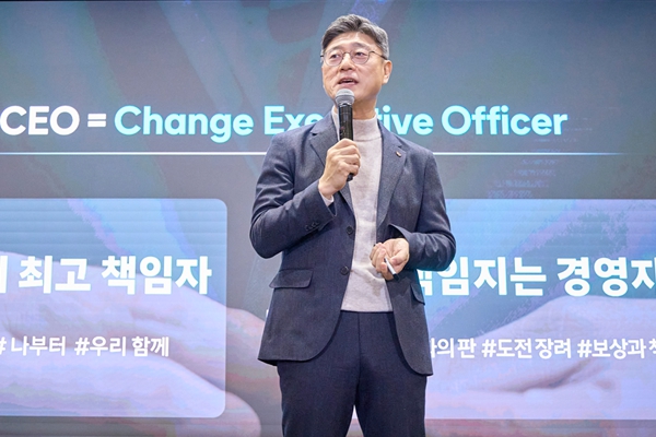 정재헌 SK텔레콤 사장이 16일 서울 을지로 본사 수펙스홀에서 임직원 대상 타운홀 미팅을 열고 "CEO의 C는 변화(Change)"라며 전사 차원의 혁신을 강조했다. ⓒSK텔레콤