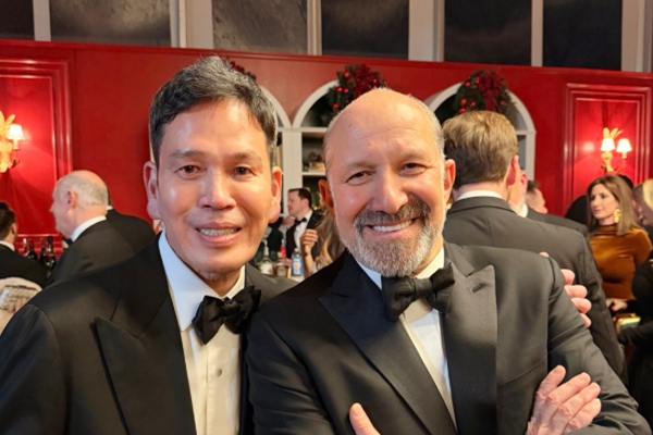 정용진 신세계그룹 회장(왼쪽)과 하워드 러트닉 미국 상무부 장관(오른쪽)이&nbsp;12일(현지시각) 밴스 부통령의 관저에서 열린 크리스마스 행사에서 만나 사진을 찍고 있다. ⓒ신세계그룹