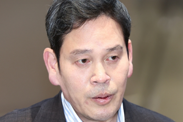 정용진 신세계그룹 회장이 22일 방미 일정을 마치고 인천국제공항 제2터미널을 통해 귀국하며 취재진 질문에 답하고 있다. ⓒ뉴스1