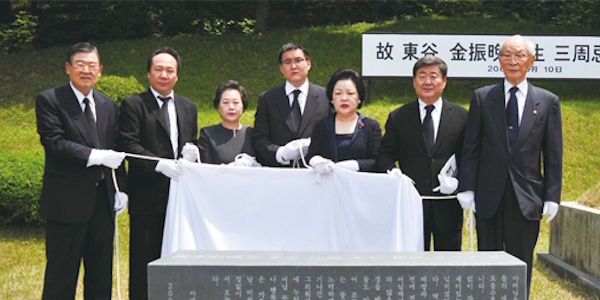 2009년 5월10일 김준기(오른쪽에서 두번째) DB그룹 창업회장이 선친인 김진만 전 국회부의장 3주기 추도식에서 가족친지들과 추모비를 제막하고 있다. 왼쪽부터 임주웅 전 동부생명 사장(매형), 김흥기씨(동생), 김명자 여사(누나), 김남호 DB그룹 명예회장(아들) ⓒ DB그룹