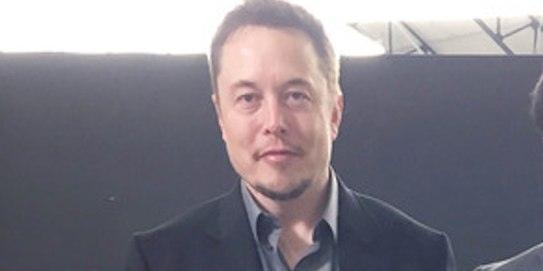 일론 머스크 테슬라 최고경영자가 2016년 11월14일(현지시간) 미국 로스앤젤레스에서 주형환 산업통상자원부 장관과 면담 후 기념촬영을 하고 있다. ⓒ 산업통상자원부