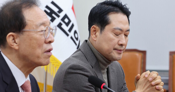 장동혁 국민의힘 대표가 16일 서울 여의도 국회를 찾은 이석연 국민통합위원장의 발언을 듣고 있다. ⓒ 뉴스1