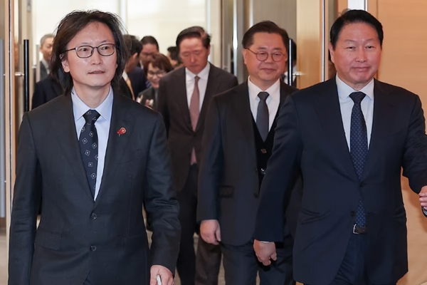 최태원 대한상공회의소 회장 겸 SK그룹 회장(오른쪽 첫 번째)이 주병기 공정거래위원장(왼쪽 첫 번째)과&nbsp;18일 서울 중구 대한상공회의소에서 열린 공정거래위원장 초청 간담회에 참석하고 있다. ⓒ뉴스1&nbsp;