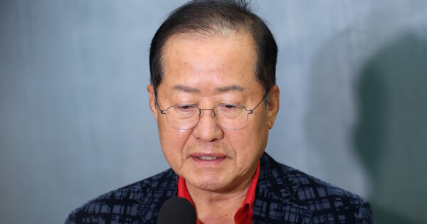 국민의힘 대선 경선에서 탈락한 뒤 정계 은퇴를 선언하고 하와이로 떠났던 홍준표 전 대구시장이 2025년 6월17일 인천국제공항을 통해 귀국해 인터뷰를 하고 있다. ⓒ 뉴스1